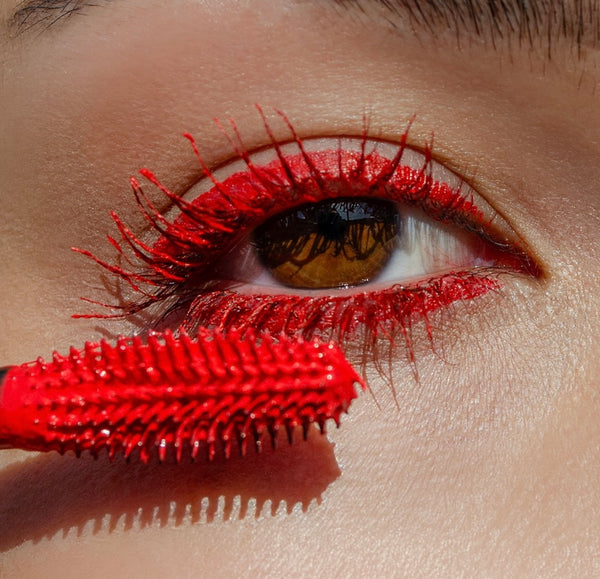Intensely colored mascara enriched with CASTOR OIL