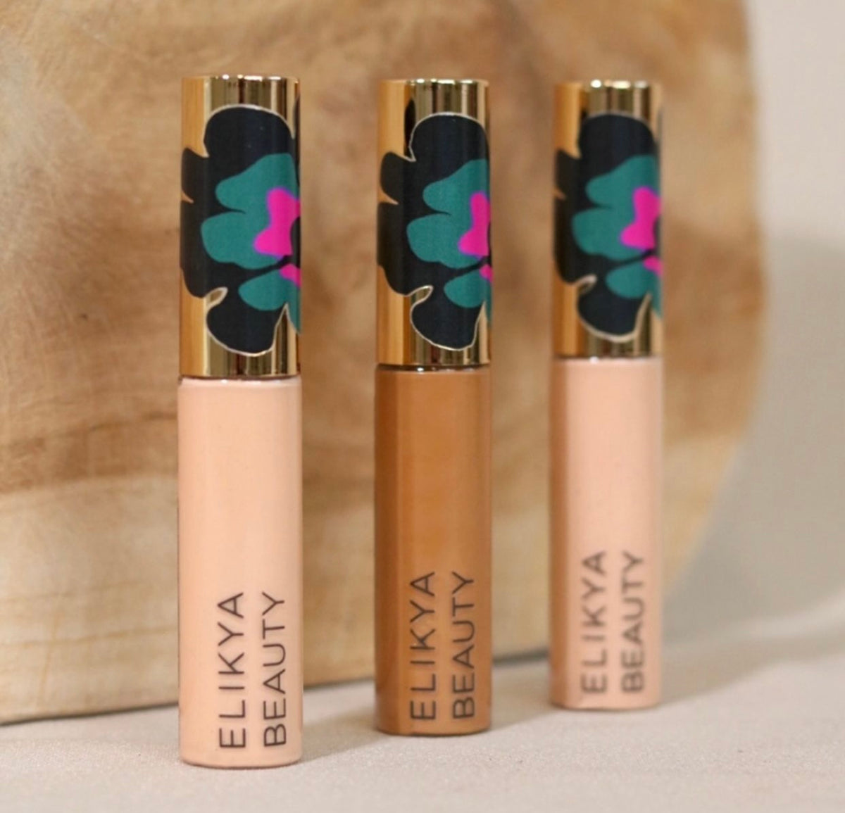 Treating concealer enriched with TEA TREE HYDROLATE