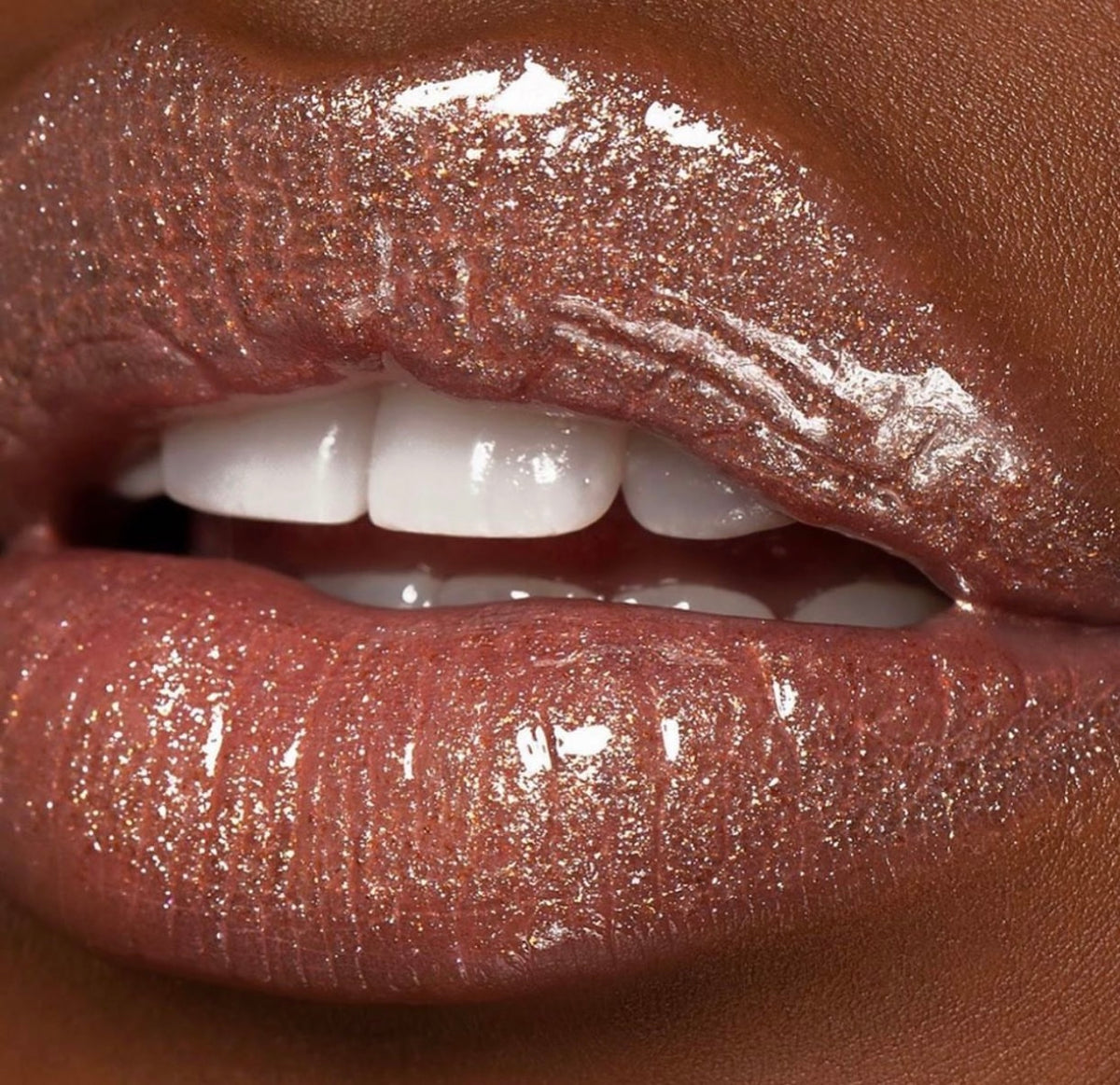 Shiny Glittery Gloss enriched with BAOBAB OIL
